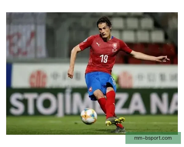 希克欧洲杯上演惊天超远距离吊射震撼全场球迷